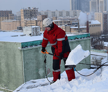 Очистка кровель от снега в Москве