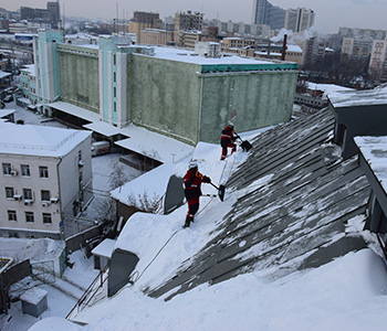 фото уборки снега работниками компании НАСТ