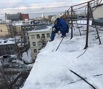 сбиваем сосульки с крыш домов